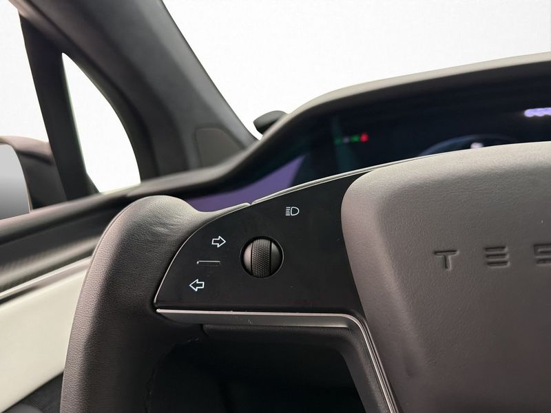 Tesla Model X bild 24