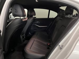 BMW 330 bild 11