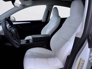 Tesla Model Y bild 8
