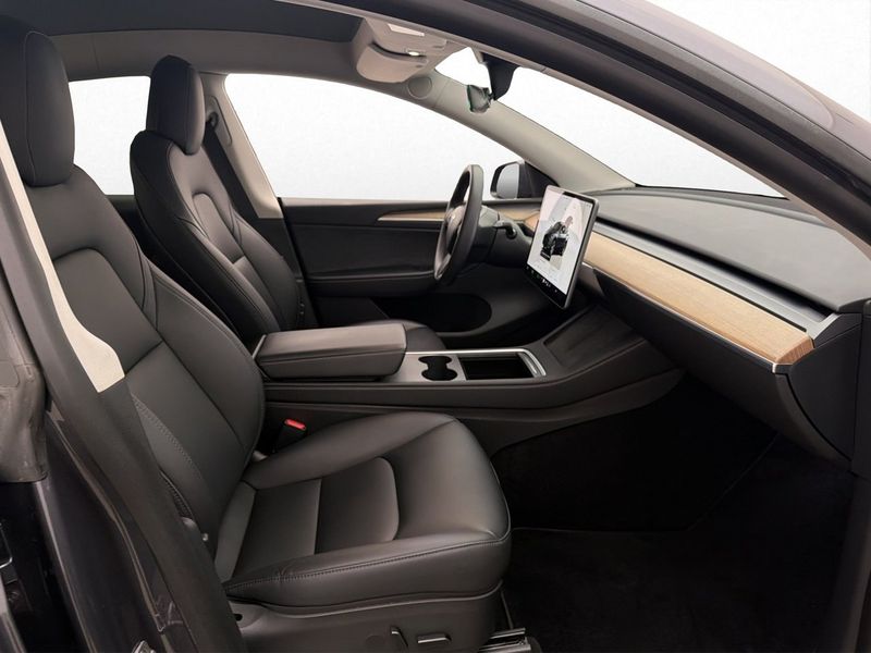 Tesla Model Y bild 25