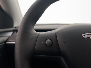 Tesla Model Y bild 33