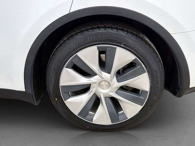 Tesla Model Y bild 32
