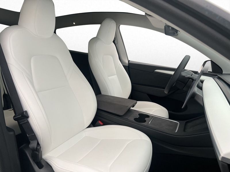 Tesla Model Y bild 24