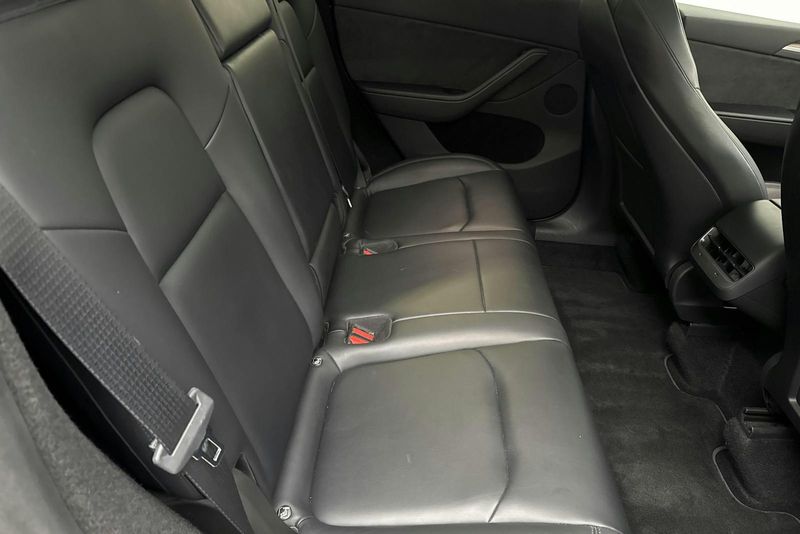 Tesla Model Y bild 8