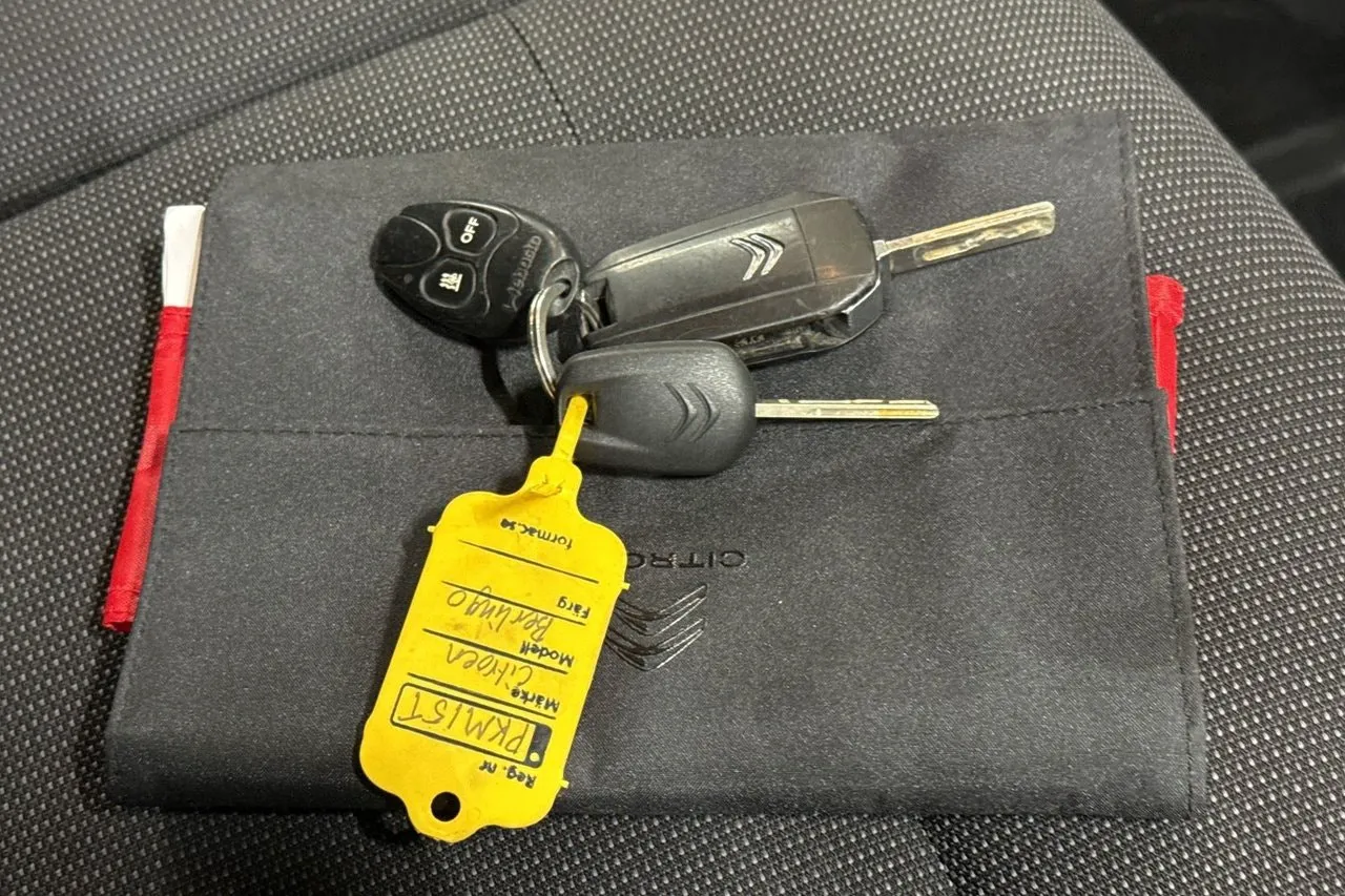 Vehicle image 25
