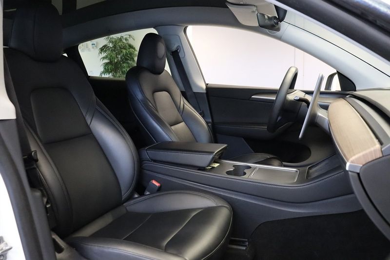 Tesla Model Y bild 9