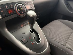 Toyota Verso bild 24