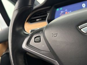 Tesla Model X bild 19