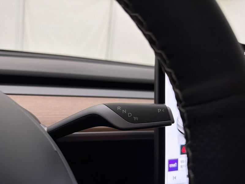 Tesla Model Y bild 33