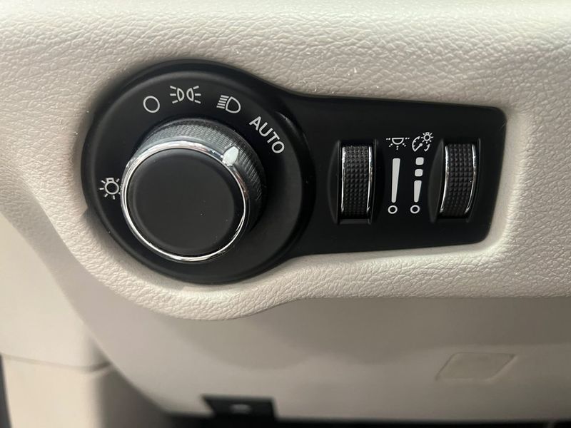 Chrysler Pacifica bild 26