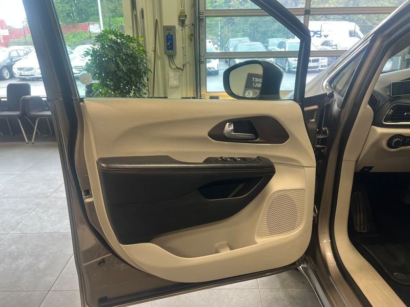 Chrysler Pacifica bild 9