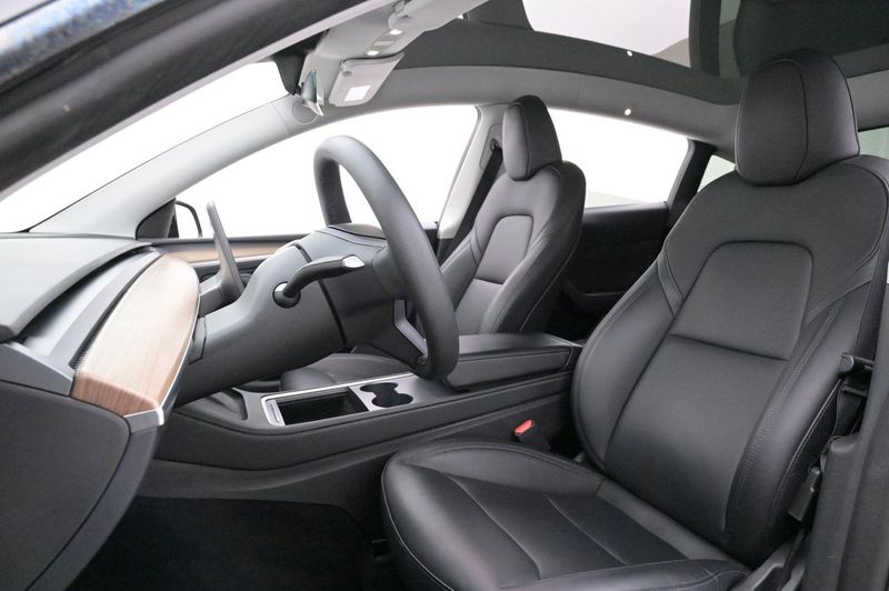 Tesla Model Y bild 8