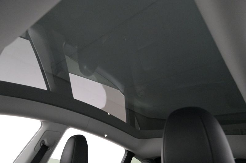 Tesla Model Y bild 19