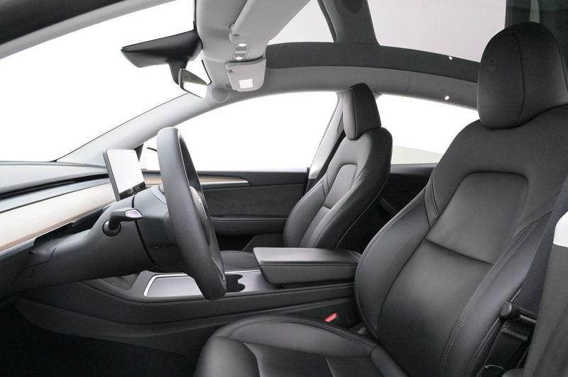 Tesla Model Y bild 8