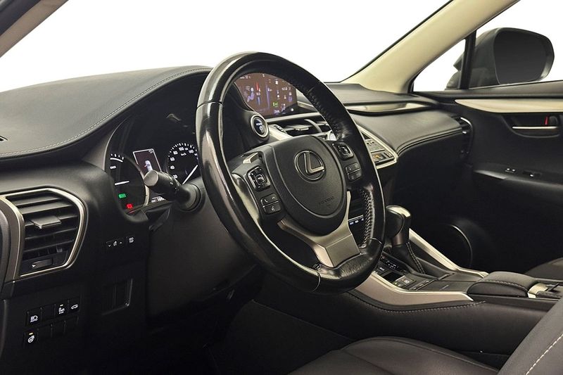Lexus NX bild 12