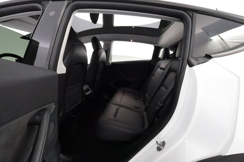 Tesla Model Y bild 12