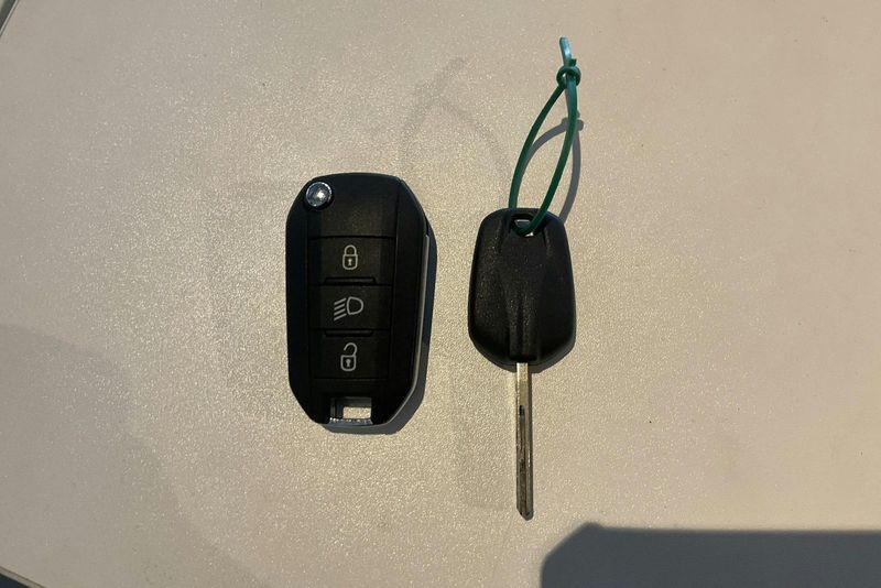 Peugeot 208 bild 15
