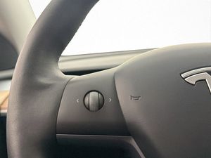 Tesla Model Y bild 33