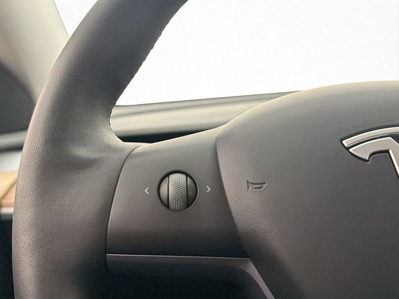Tesla Model Y bild 33