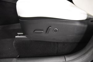 Tesla Model Y bild 16