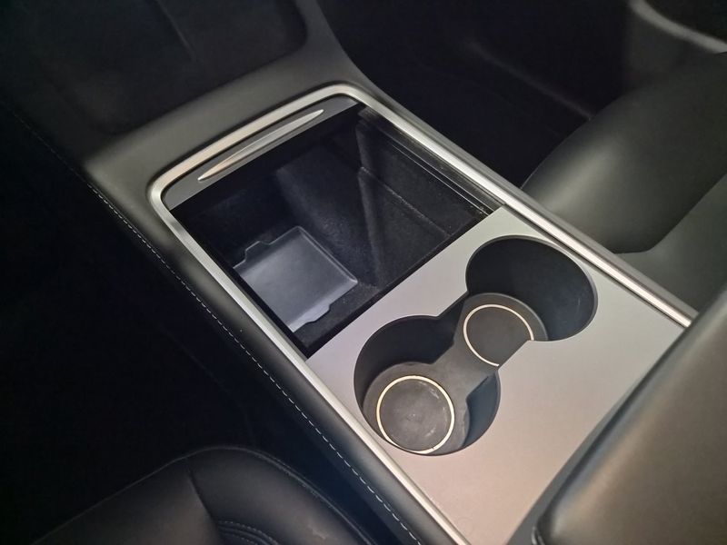Tesla Model Y bild 16