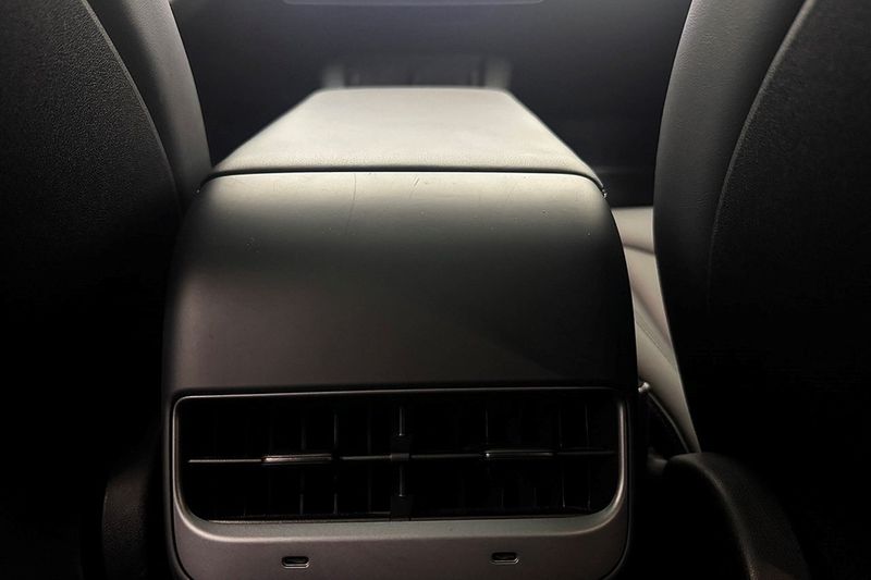 Tesla Model Y bild 17