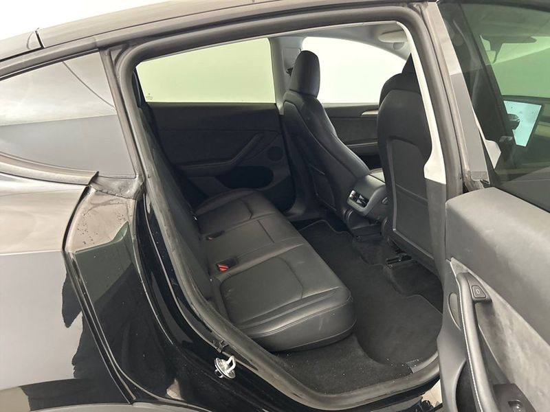 Tesla Model Y bild 8
