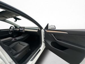 Tesla Model Y bild 17