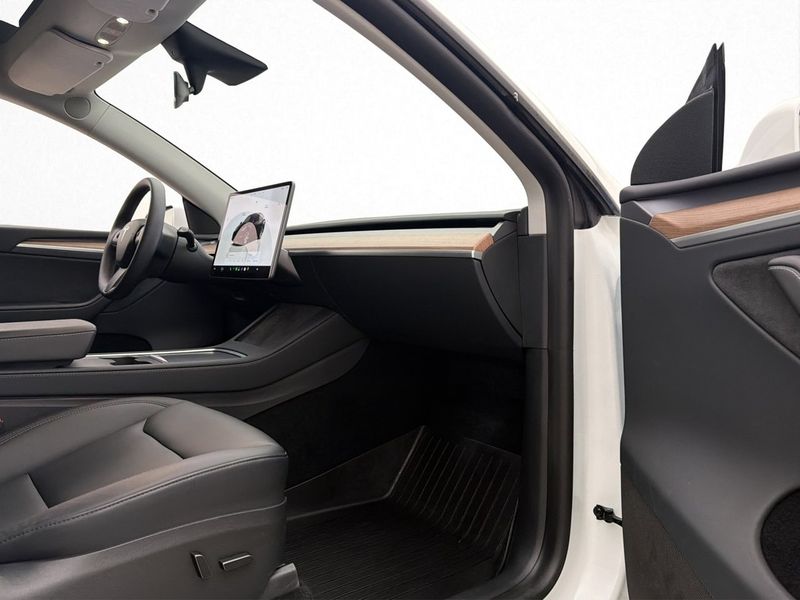 Tesla Model Y bild 17