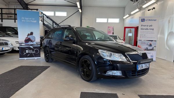 Skoda Octavia Kombi 2.0 TDI DPF DSG, 140hk *NY BES* , Drag, Nyservad - 2012