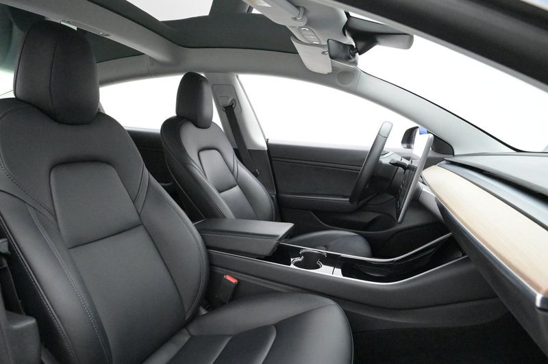 Tesla Model 3 bild 12