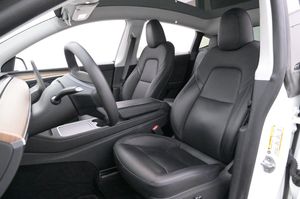Tesla Model Y bild 8