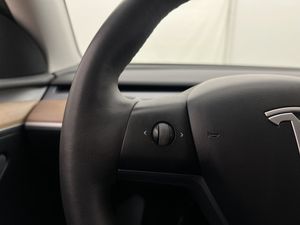 Tesla Model Y bild 25