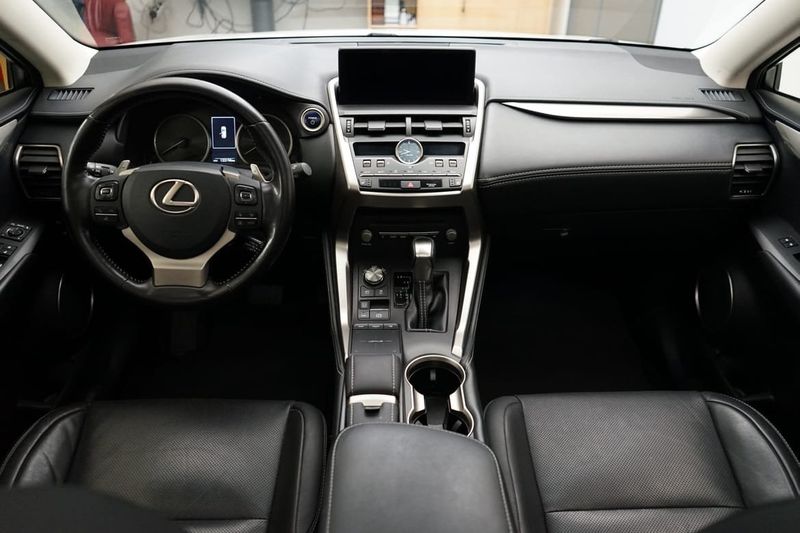 Lexus NX bild 6