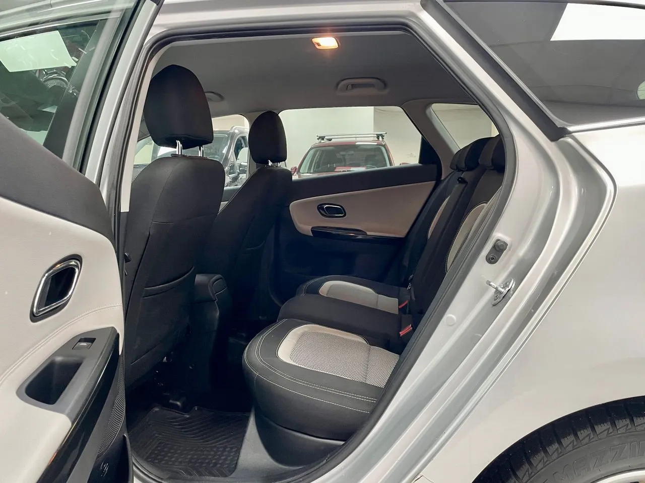 Vehicle image 14