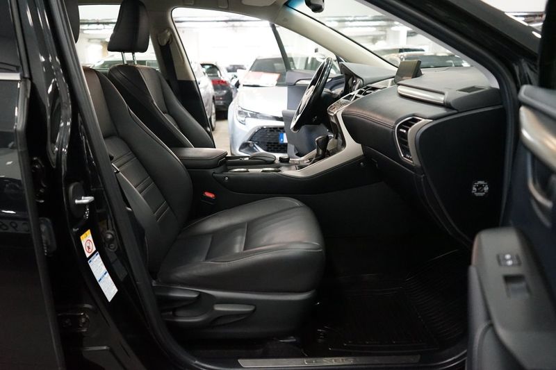Lexus NX bild 16