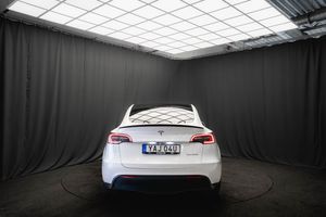 Tesla Model Y bild 8