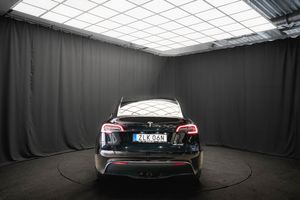 Tesla Model Y bild 8