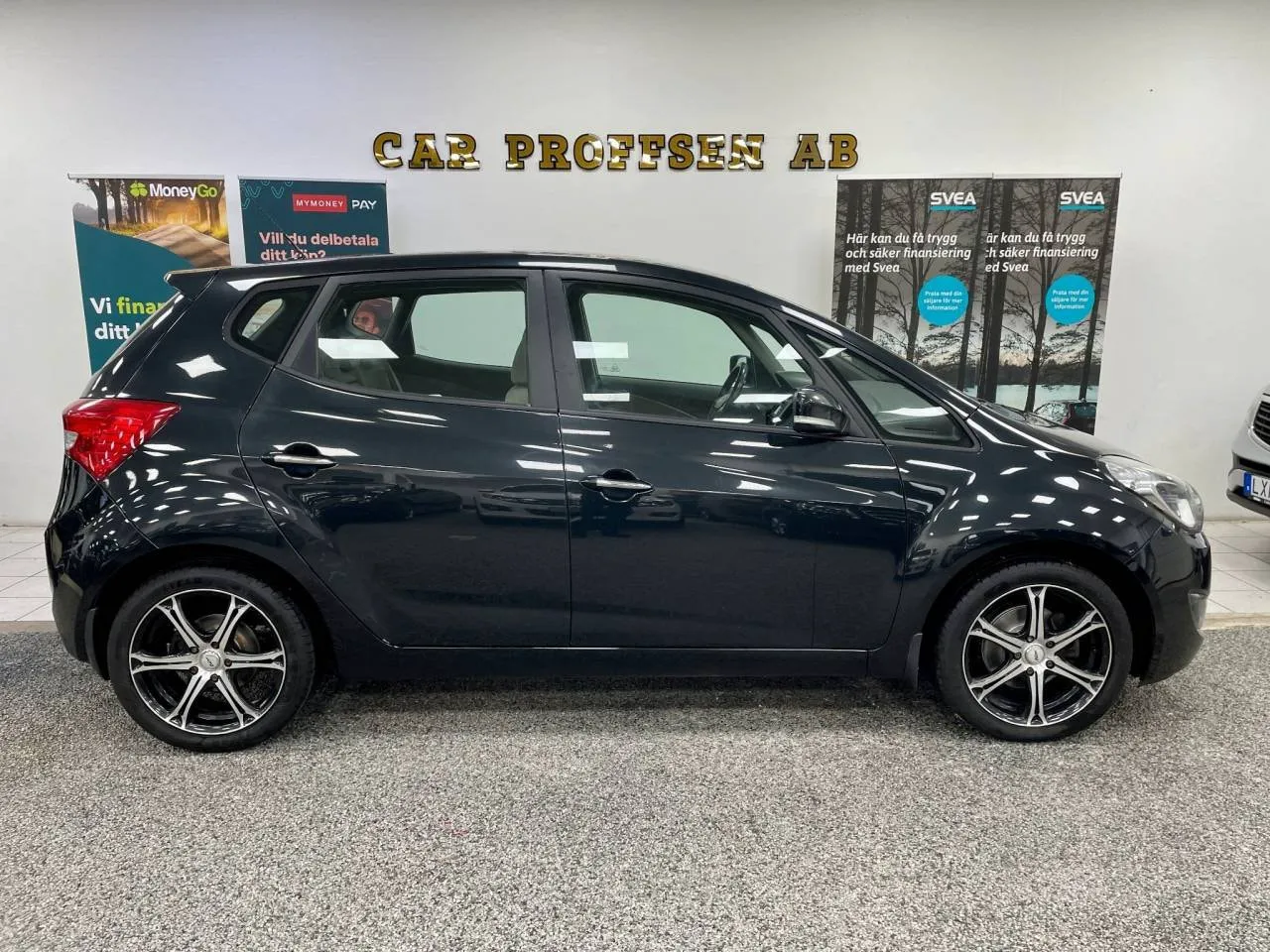 Vehicle image 16