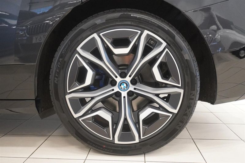 BMW iX bild 7