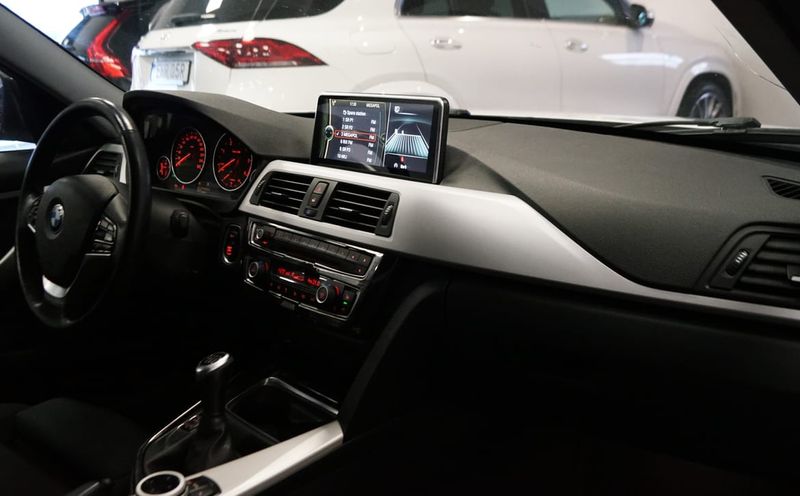 BMW 320 bild 12