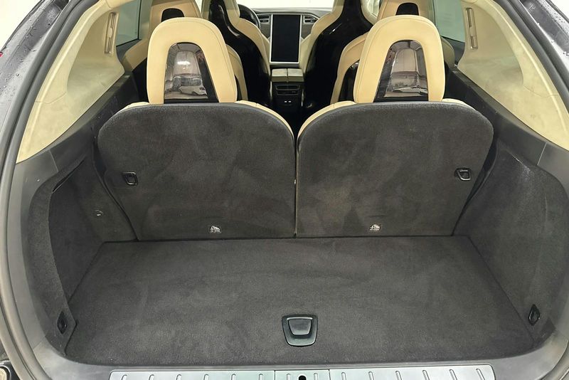 Tesla Model X bild 11