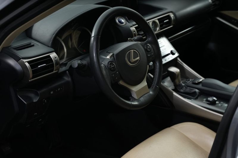 Lexus IS bild 13