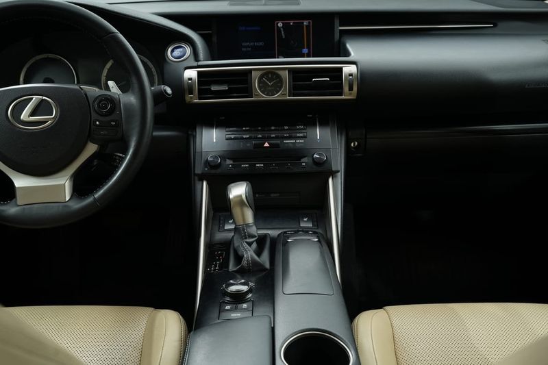 Lexus IS bild 16