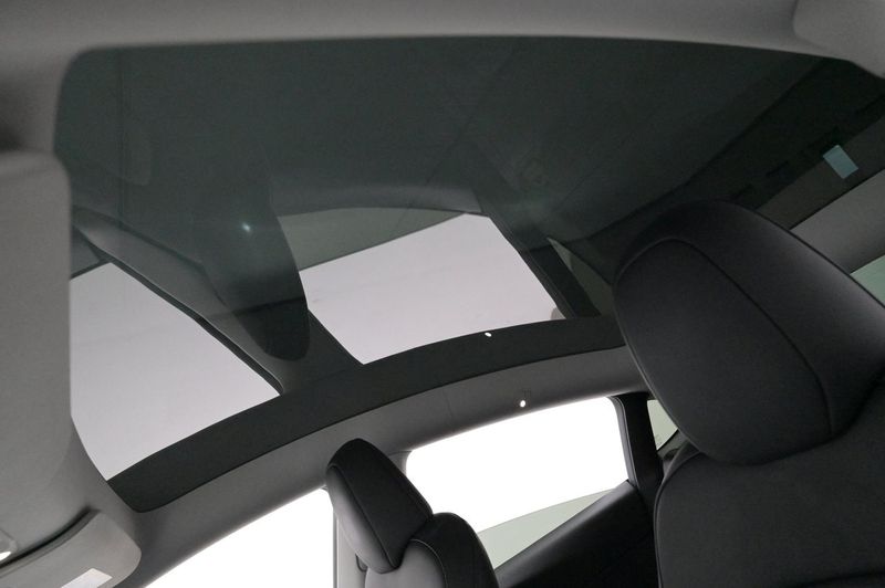 Tesla Model Y bild 24