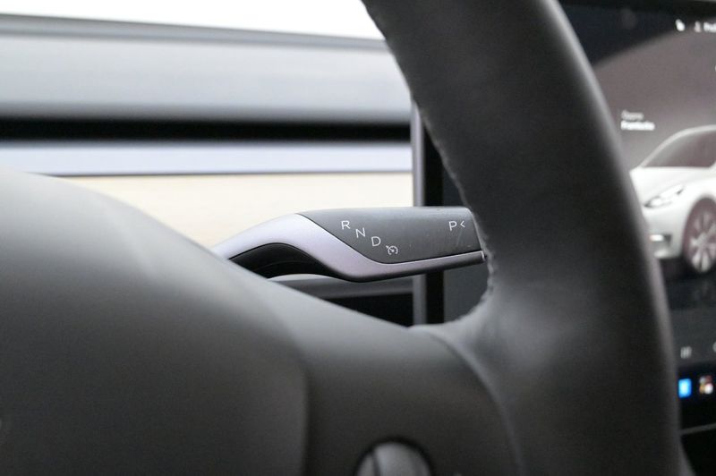 Tesla Model Y bild 8