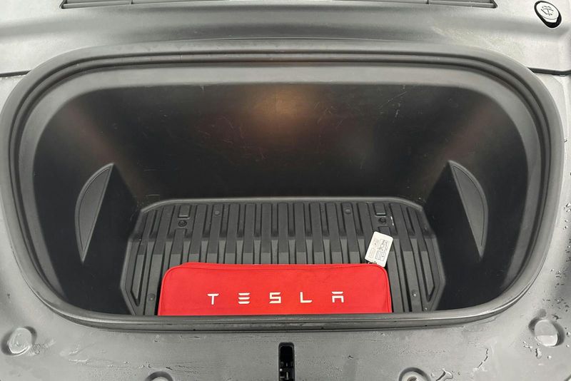 Tesla Model Y bild 25
