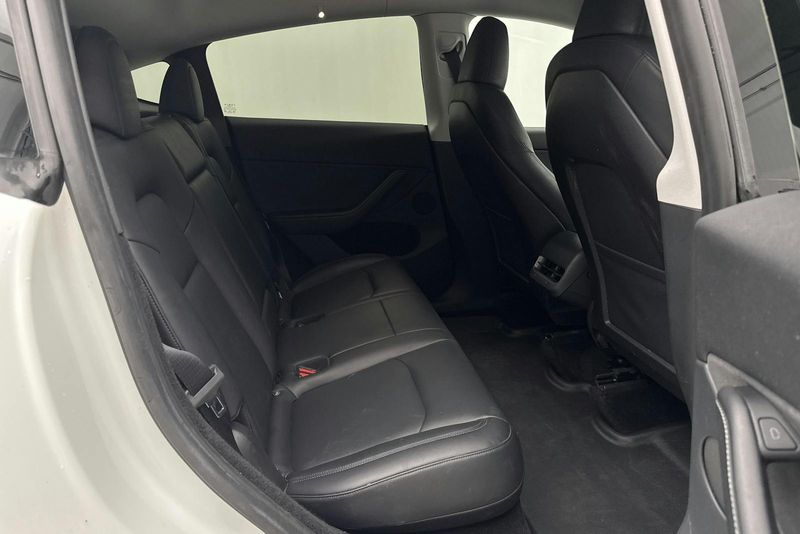 Tesla Model Y bild 8