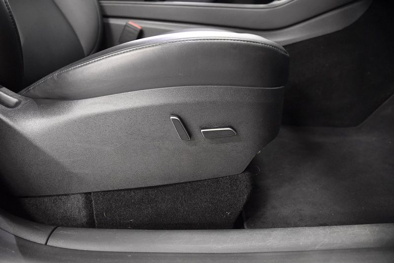 Tesla Model Y bild 15