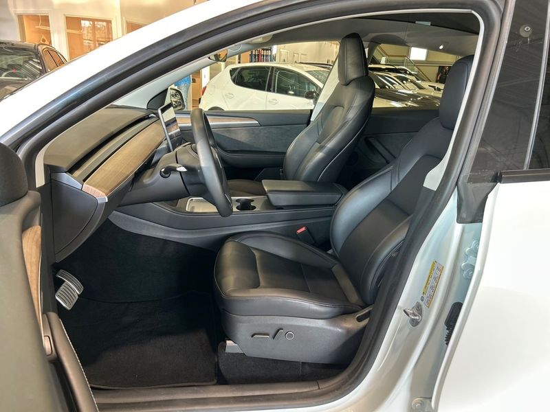 Tesla Model Y bild 8